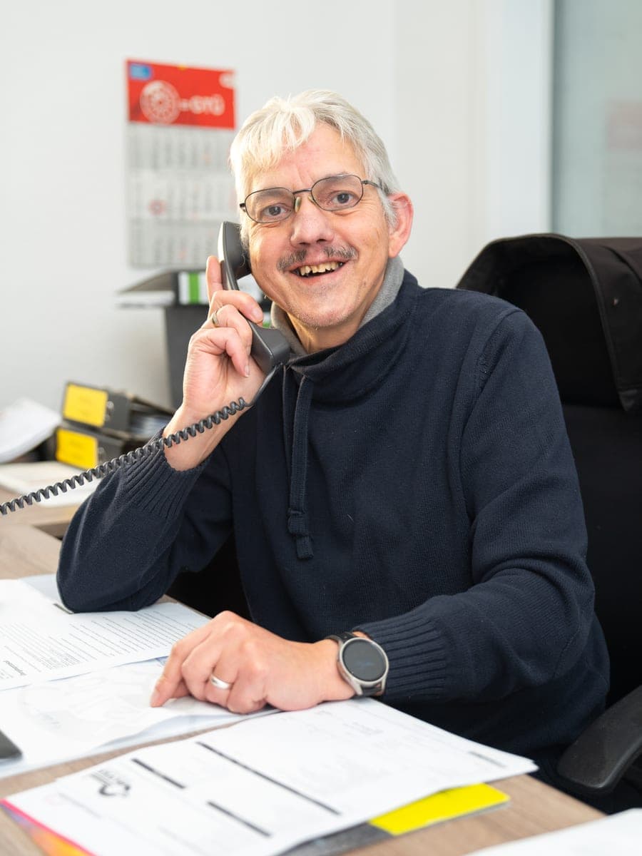 Franz Josef Schwanen im Beratungsgespräch am Telefon