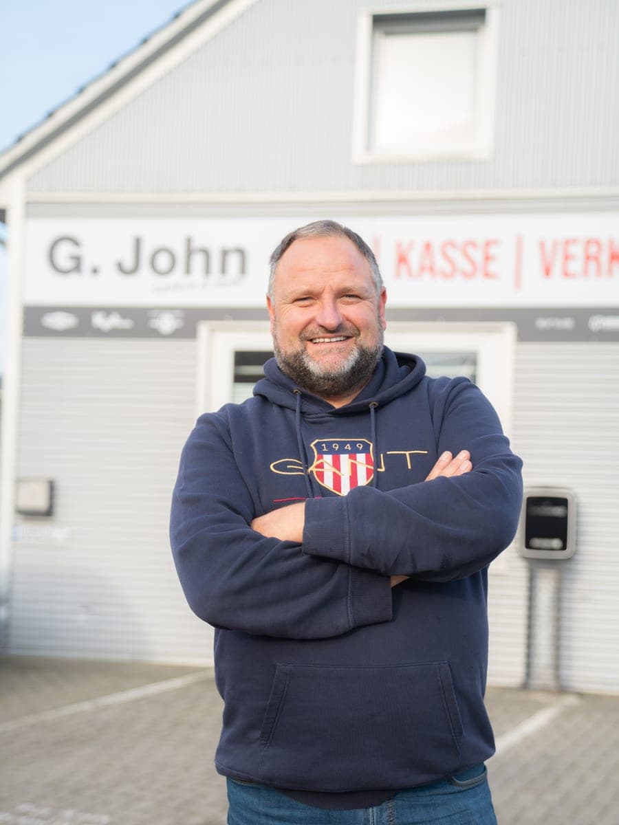 Günther John vor der Werkstatt am Standort Herbrum
