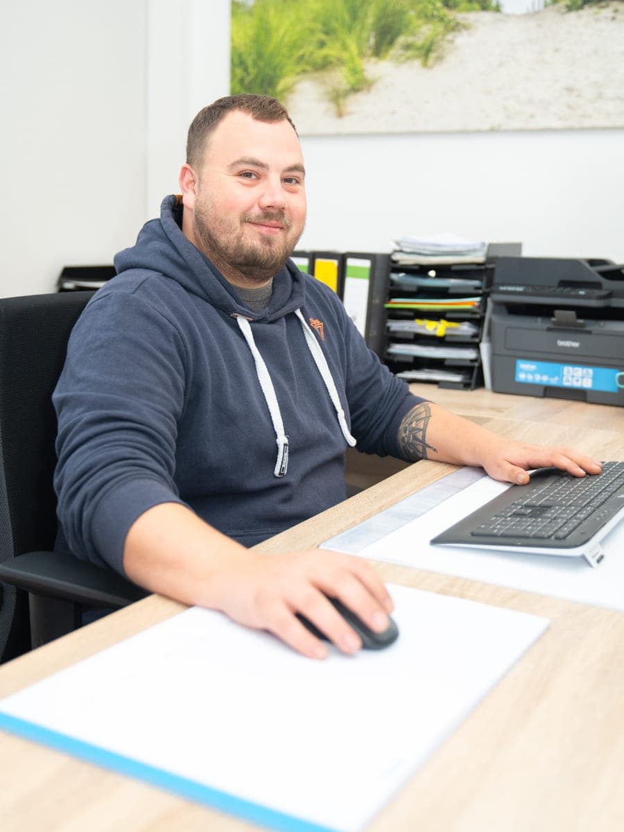 Maximilian Schamfuß am Schreibtisch im Büro