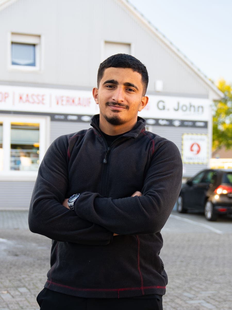 Mohammad Alodaat auf dem Hof vor dem Shop